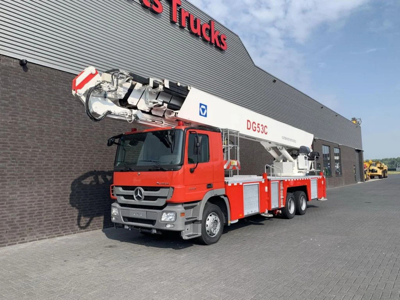 Mercedes-Benz Actros 3332 6X4 XCMG DG53C FIRE FIGTHING PLATFOR - Vatrogasni kamion: slika 2 Mercedes-Benz Actros 3332 6X4 XCMG DG53C FIRE FIGTHING PLATFOR - Vatrogasni kamion: slika 2