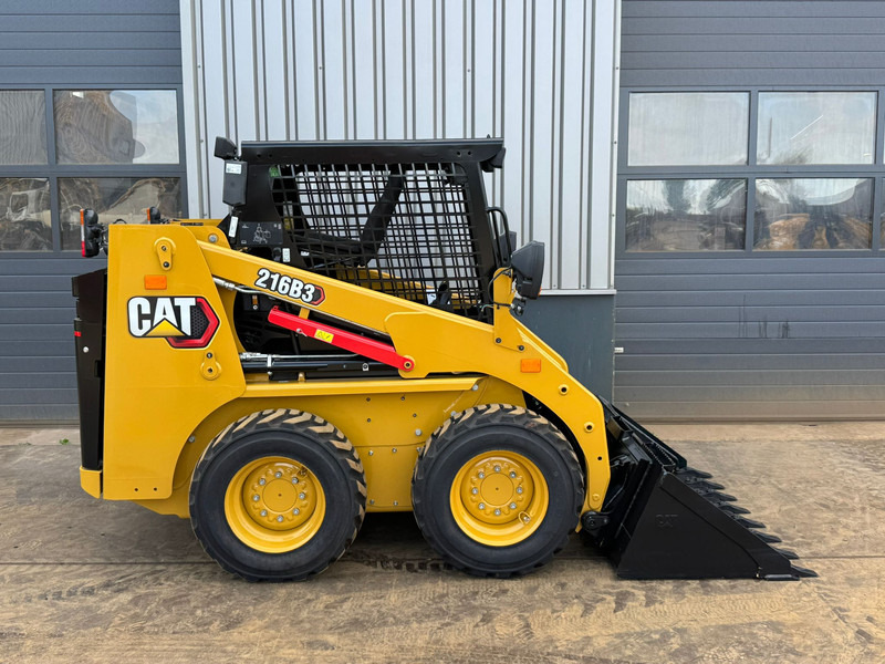 Caterpillar 216B3 - Utovarivač: slika 4 Caterpillar 216B3 - Utovarivač: slika 4