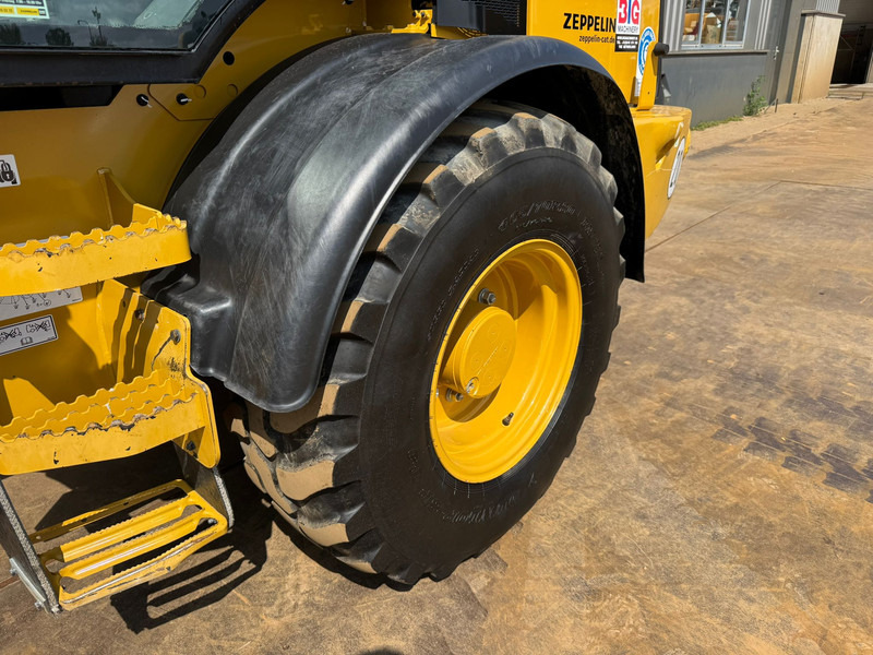 Utovarivač točkaš Caterpillar 908M: slika 13