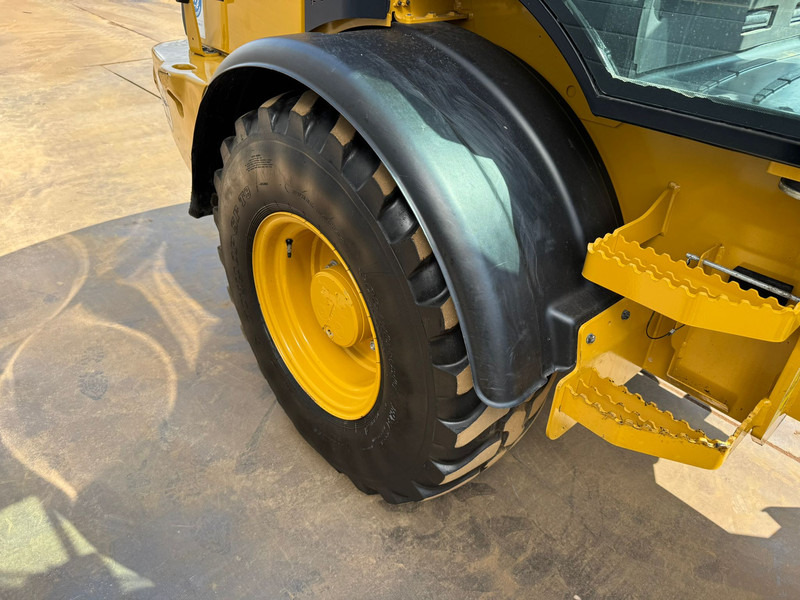 Utovarivač točkaš Caterpillar 908M: slika 20