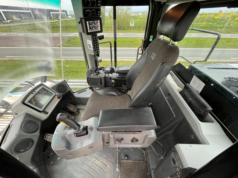 Utovarivač točkaš Caterpillar 980M: slika 20