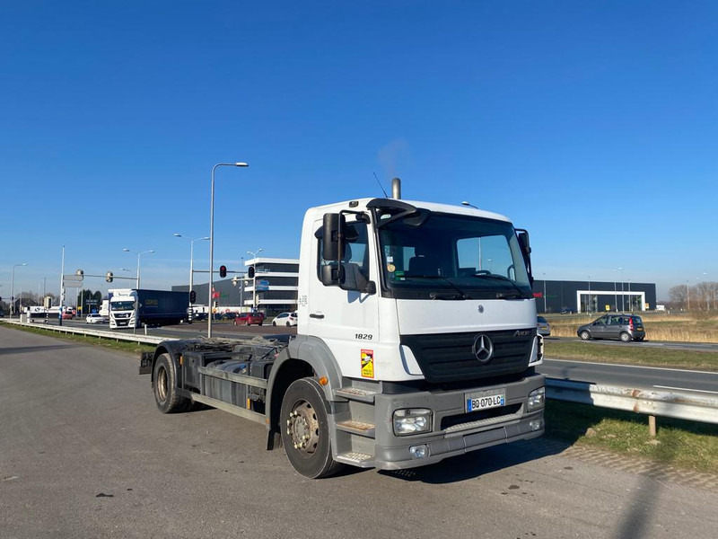 MERCEDESBENZ AXOR 1829 4x2 chassis cab - Kamion sa golom šasijom i zatvorenom kabinom: slika 2 MERCEDESBENZ AXOR 1829 4x2 chassis cab - Kamion sa golom šasijom i zatvorenom kabinom: slika 2