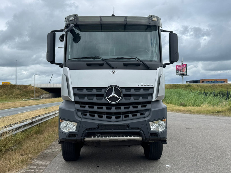 MERCEDESBENZ Arocs 4848 8x8 - Istovarivač: slika 5 MERCEDESBENZ Arocs 4848 8x8 - Istovarivač: slika 5