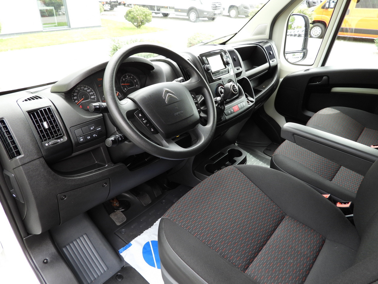 CITROEN JUMPER BOX LIFT 8 PALLETS CRUISE CONTROL NAVIGATION AIR CONDITIONING 165HP - Dostavno vozilo sa zatvorenim sandukom: slika 2 CITROEN JUMPER BOX LIFT 8 PALLETS CRUISE CONTROL NAVIGATION AIR CONDITIONING 165HP - Dostavno vozilo sa zatvorenim sandukom: slika 2