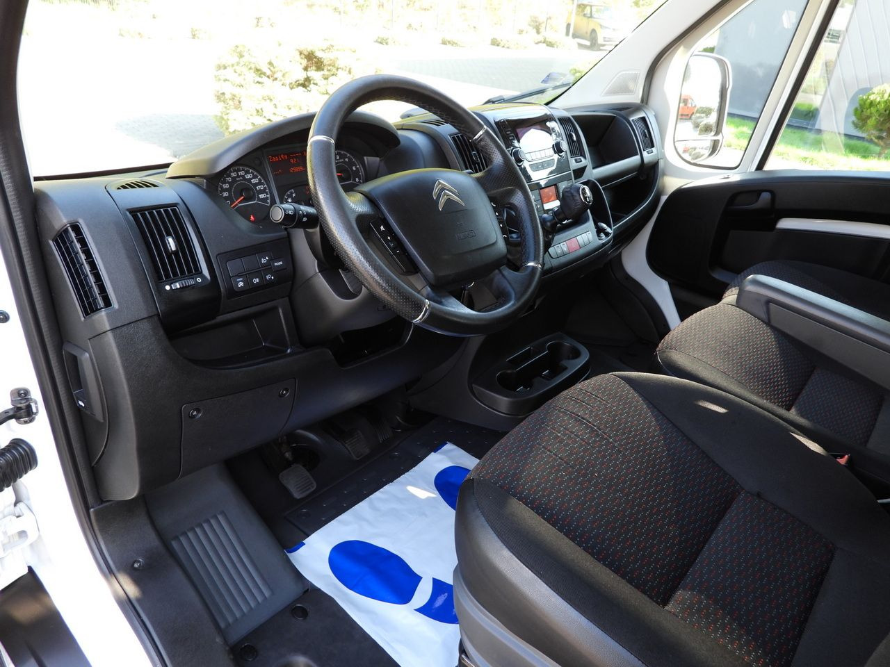 CITROEN JUMPER STAKE BODY DOUBLE CABIN DOKA 7 SEATS PNEUMATICS AIR CONDITIONING 140HP - Dostavno vozilo sa duplom kabinom: slika 2 CITROEN JUMPER STAKE BODY DOUBLE CABIN DOKA 7 SEATS PNEUMATICS AIR CONDITIONING 140HP - Dostavno vozilo sa duplom kabinom: slika 2