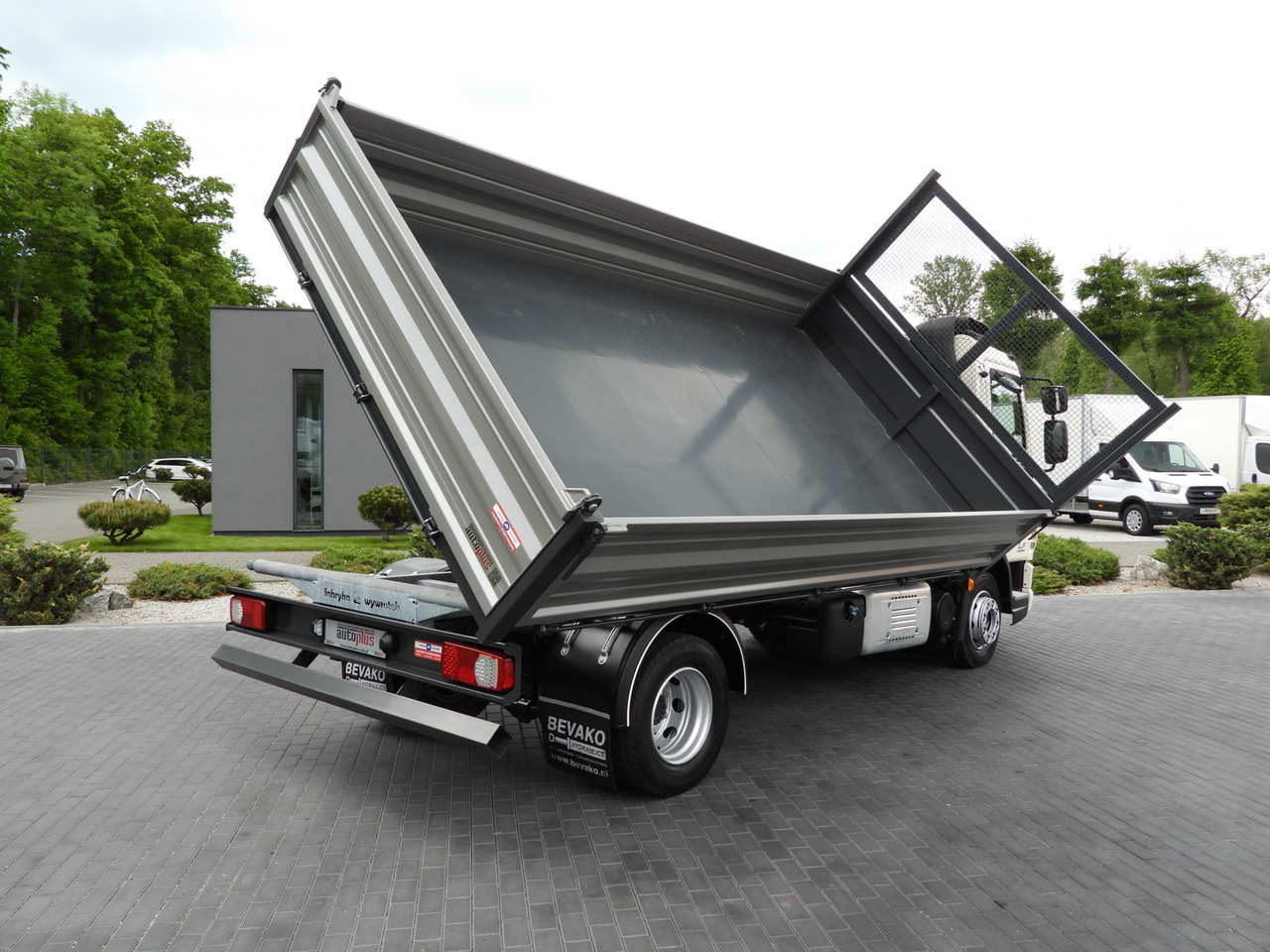 DAF LF 180 THREE-WAY TIPPER CRUISE CONTROL LED LIGHTS AUTOMATIC TRANSMISSION TWIN WHEELS AIR CONDITIONING 180HP - Dostavno vozilo kiper: slika 3 DAF LF 180 THREE-WAY TIPPER CRUISE CONTROL LED LIGHTS AUTOMATIC TRANSMISSION TWIN WHEELS AIR CONDITIONING 180HP - Dostavno vozilo kiper: slika 3