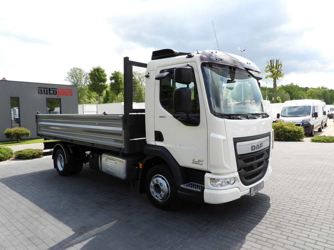 DAF LF 180 THREE-WAY TIPPER CRUISE CONTROL LED LIGHTS AUTOMATIC TRANSMISSION TWIN WHEELS AIR CONDITIONING 180HP - Istovarivač: slika 4 DAF LF 180 THREE-WAY TIPPER CRUISE CONTROL LED LIGHTS AUTOMATIC TRANSMISSION TWIN WHEELS AIR CONDITIONING 180HP - Istovarivač: slika 4
