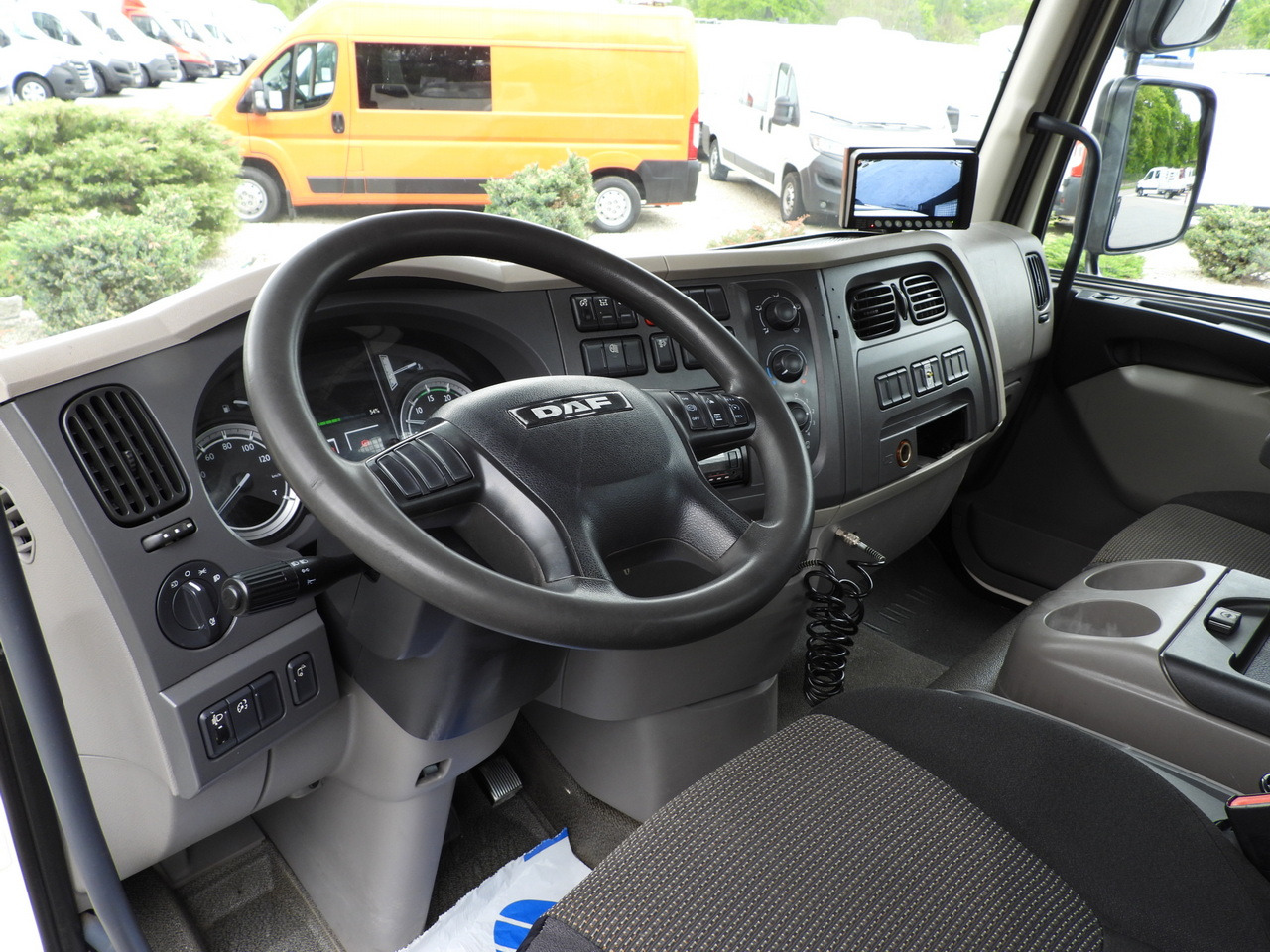 DAF LF 180 THREE-WAY TIPPER CRUISE CONTROL LED LIGHTS AUTOMATIC TRANSMISSION TWIN WHEELS AIR CONDITIONING 180HP - Dostavno vozilo kiper: slika 2 DAF LF 180 THREE-WAY TIPPER CRUISE CONTROL LED LIGHTS AUTOMATIC TRANSMISSION TWIN WHEELS AIR CONDITIONING 180HP - Dostavno vozilo kiper: slika 2