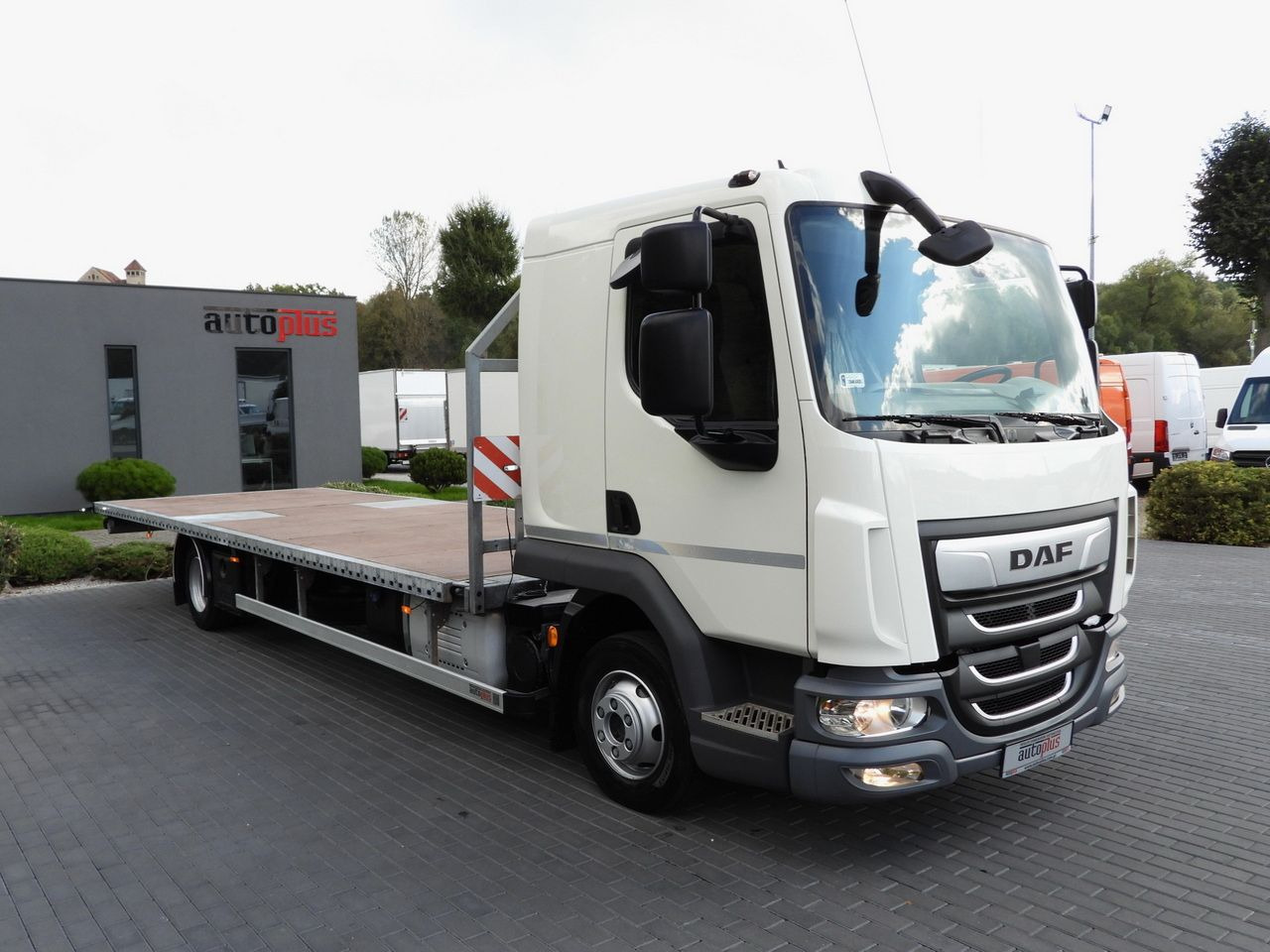 DAF LF 230 CONTAINER CARRIER PLATFORM + TRAILER WEBASTO CRUISE CONTROL LED LIGHTS PNEUMATICS AUTOMATIC TRANSMISSION TWIN WHEELS AIR CONDITIONING 230HP - Kamion za prevoz kontejnera/ Kamion sa promenjivim sandukom: slika 4 DAF LF 230 CONTAINER CARRIER PLATFORM + TRAILER WEBASTO CRUISE CONTROL LED LIGHTS PNEUMATICS AUTOMATIC TRANSMISSION TWIN WHEELS AIR CONDITIONING 230HP - Kamion za prevoz kontejnera/ Kamion sa promenjivim sandukom: slika 4
