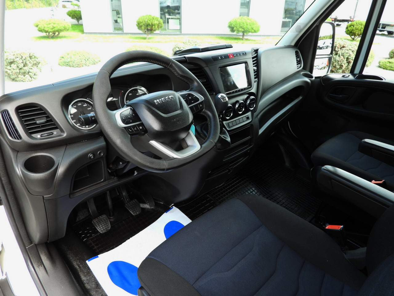 IVECO DAILY 35C16 TIPPER DOUBLE CABIN DOKA 6 SEATS CRUISE CONTROL NAVIGATION TWIN WHEELS AIR CONDITIONING 160HP - Dostavno vozilo: slika 2 IVECO DAILY 35C16 TIPPER DOUBLE CABIN DOKA 6 SEATS CRUISE CONTROL NAVIGATION TWIN WHEELS AIR CONDITIONING 160HP - Dostavno vozilo: slika 2