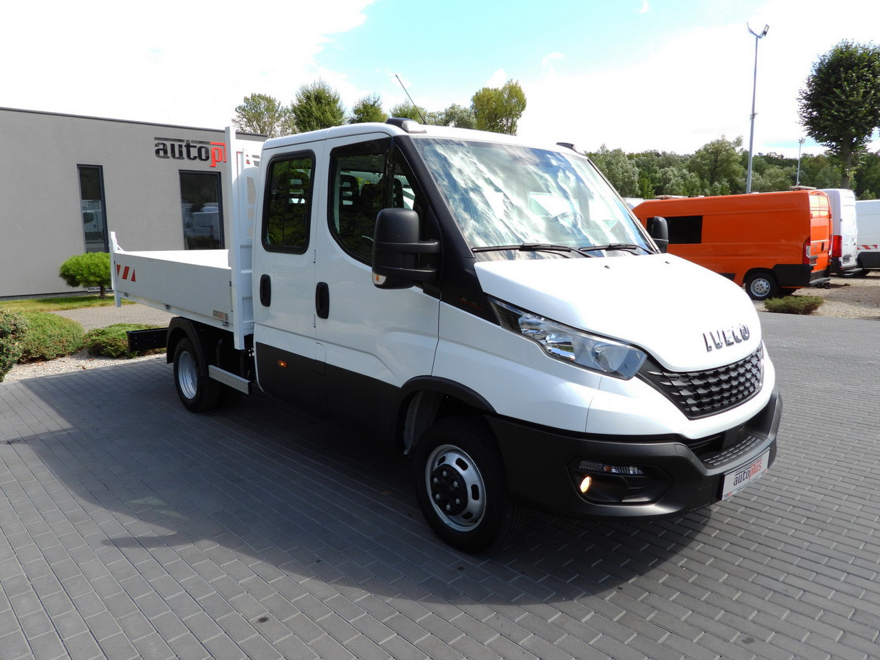 IVECO DAILY 35C16 TIPPER DOUBLE CABIN DOKA 6 SEATS CRUISE CONTROL NAVIGATION TWIN WHEELS AIR CONDITIONING 160HP - Dostavno vozilo: slika 4 IVECO DAILY 35C16 TIPPER DOUBLE CABIN DOKA 6 SEATS CRUISE CONTROL NAVIGATION TWIN WHEELS AIR CONDITIONING 160HP - Dostavno vozilo: slika 4