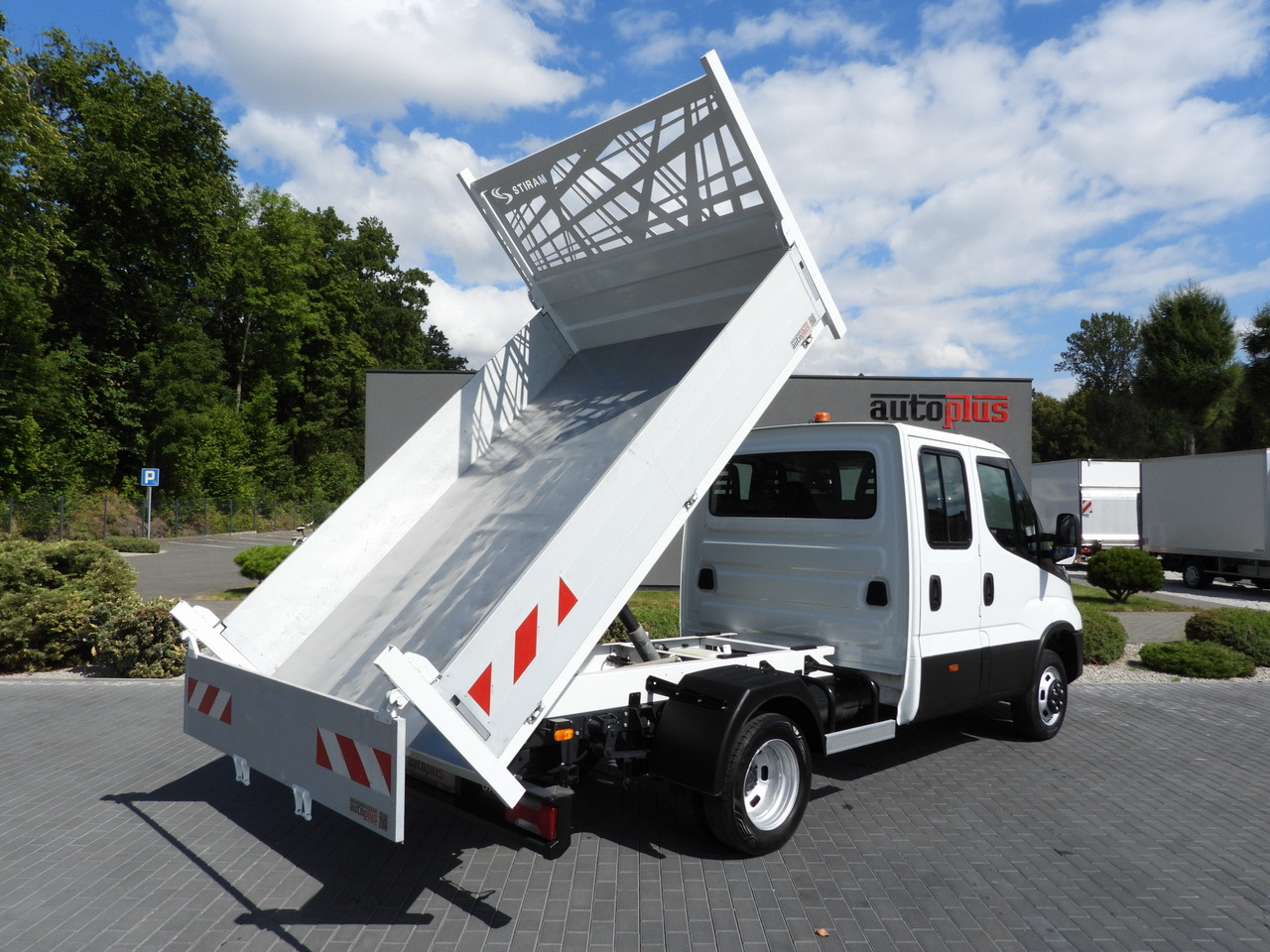 IVECO DAILY 35C16 TIPPER DOUBLE CABIN DOKA 6 SEATS CRUISE CONTROL NAVIGATION TWIN WHEELS AIR CONDITIONING 160HP - Dostavno vozilo: slika 3 IVECO DAILY 35C16 TIPPER DOUBLE CABIN DOKA 6 SEATS CRUISE CONTROL NAVIGATION TWIN WHEELS AIR CONDITIONING 160HP - Dostavno vozilo: slika 3