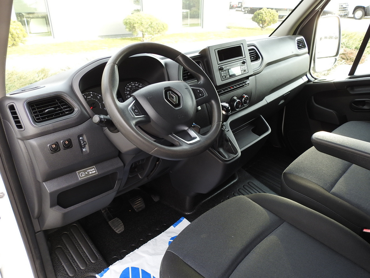 RENAULT MASTER BOX DELIVERY VAN 7 SEATS CRUISE CONTROL AIR CONDITIONING LED LIGHTS 135HP - Dostavno vozilo: slika 2 RENAULT MASTER BOX DELIVERY VAN 7 SEATS CRUISE CONTROL AIR CONDITIONING LED LIGHTS 135HP - Dostavno vozilo: slika 2