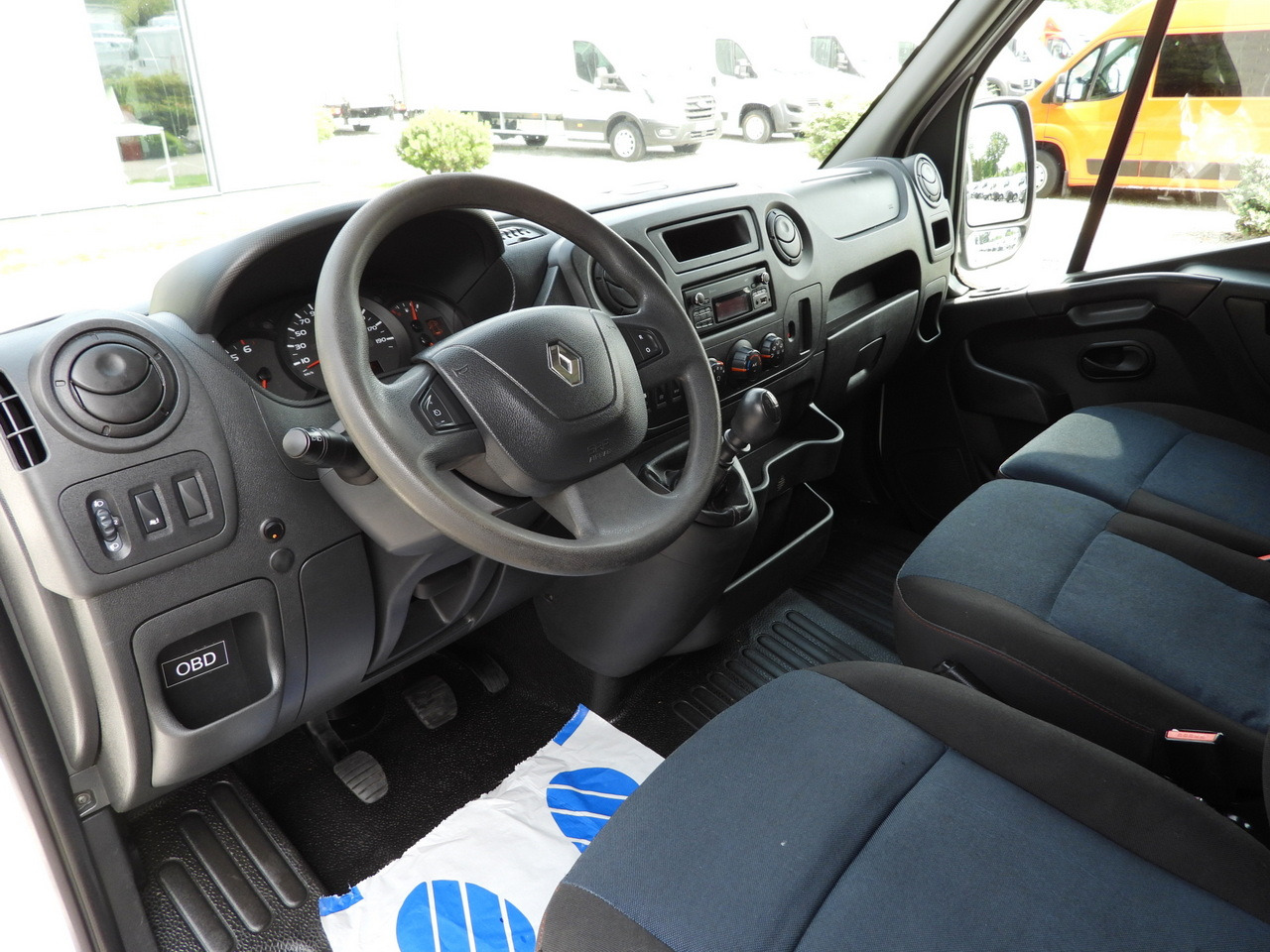 RENAULT MASTER BOX DELIVERY VAN 7 SEATS CRUISE CONTROL TWIN WHEELS AIR CONDITIONING 145HP - Dostavno vozilo: slika 2 RENAULT MASTER BOX DELIVERY VAN 7 SEATS CRUISE CONTROL TWIN WHEELS AIR CONDITIONING 145HP - Dostavno vozilo: slika 2