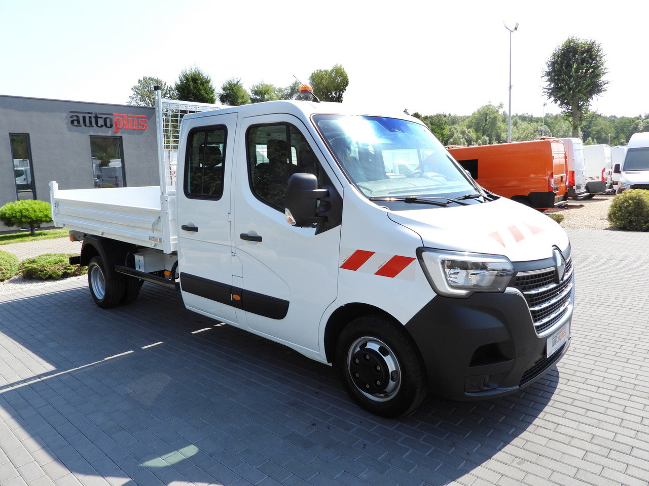 RENAULT MASTER TIPPER DOUBLE CABIN DOKA 6 SEATS CRUISE CONTROL LED LIGHTS TWIN WHEELS AIR CONDITIONING 130HP - Dostavno vozilo: slika 4 RENAULT MASTER TIPPER DOUBLE CABIN DOKA 6 SEATS CRUISE CONTROL LED LIGHTS TWIN WHEELS AIR CONDITIONING 130HP - Dostavno vozilo: slika 4
