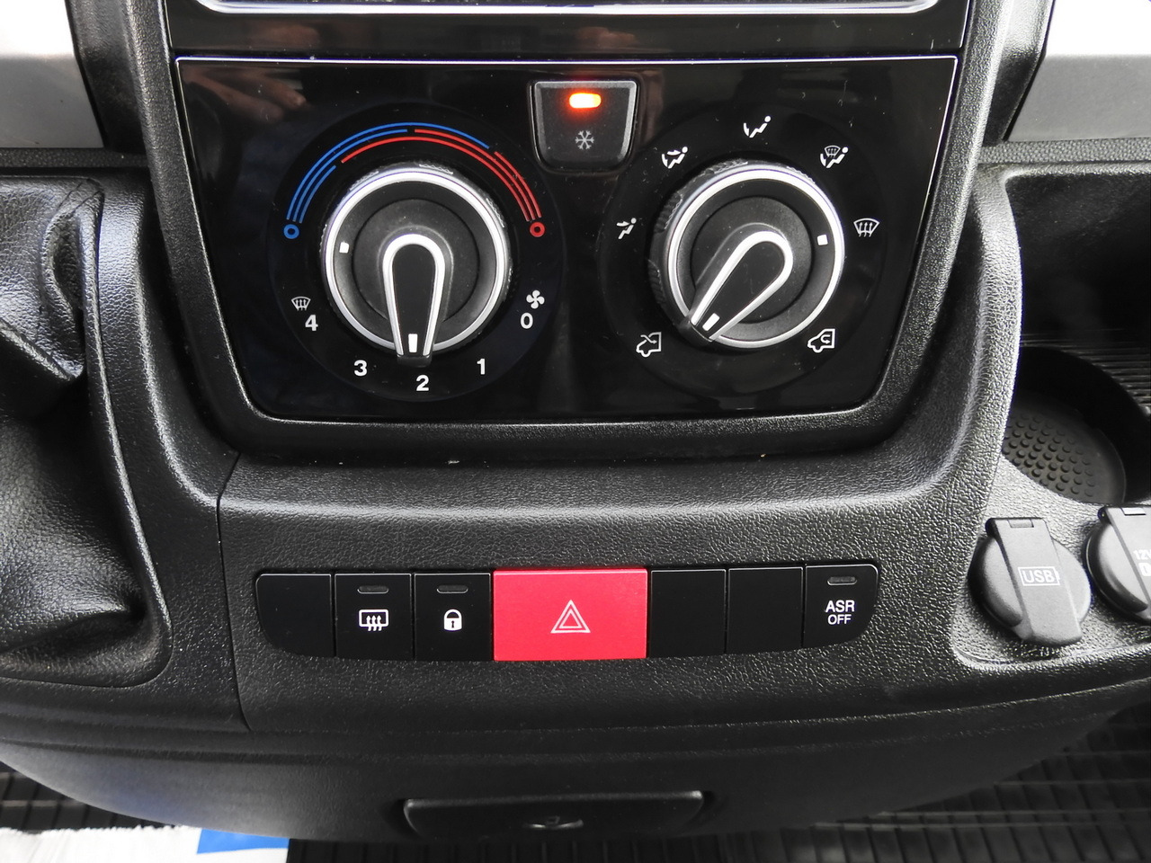 Dostavno vozilo sa zatvorenim sandukom FIAT DUCATO  BOX LIFT 8 PALLETS CRUISE CONTROL NAVIGATION LED LIGHTS AIR CONDITIONING  130HP: slika 34