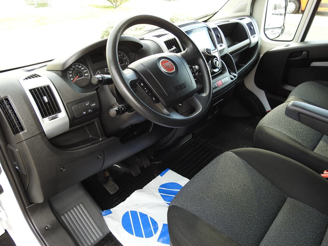 FIAT DUCATO BOX LIFT 8 PALLETS CRUISE CONTROL NAVIGATION LED LIGHTS AIR CONDITIONING 130HP - Dostavno vozilo hladnjača: slika 2 FIAT DUCATO BOX LIFT 8 PALLETS CRUISE CONTROL NAVIGATION LED LIGHTS AIR CONDITIONING 130HP - Dostavno vozilo hladnjača: slika 2