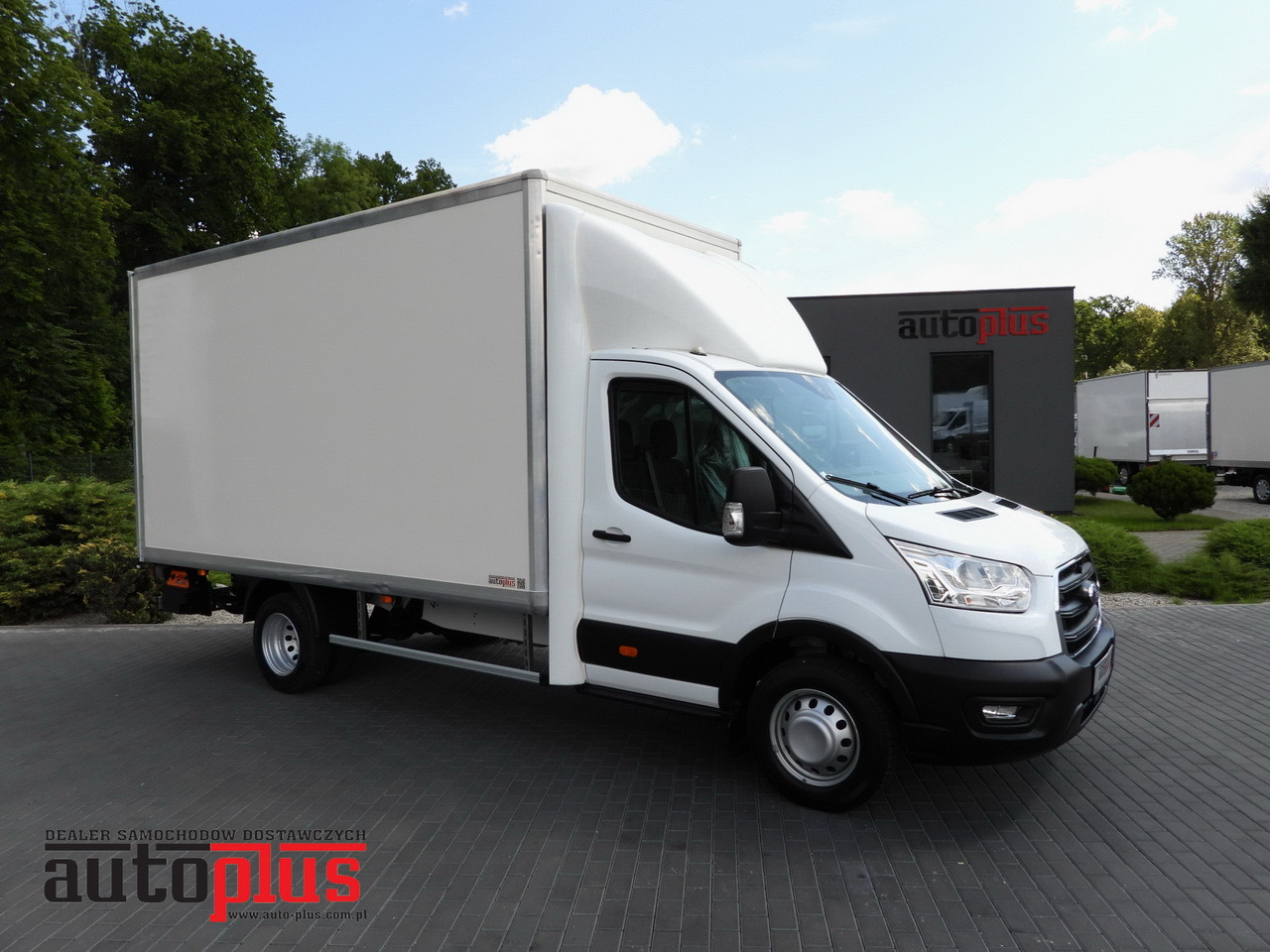 FORD TRANSIT BOX LIFT 8 PALLETS CRUISE CONTROL LED LIGHTS TWIN WHEELS AIR CONDITIONING 130HP - Dostavno vozilo sa zatvorenim sandukom: slika 1 FORD TRANSIT BOX LIFT 8 PALLETS CRUISE CONTROL LED LIGHTS TWIN WHEELS AIR CONDITIONING 130HP - Dostavno vozilo sa zatvorenim sandukom: slika 1