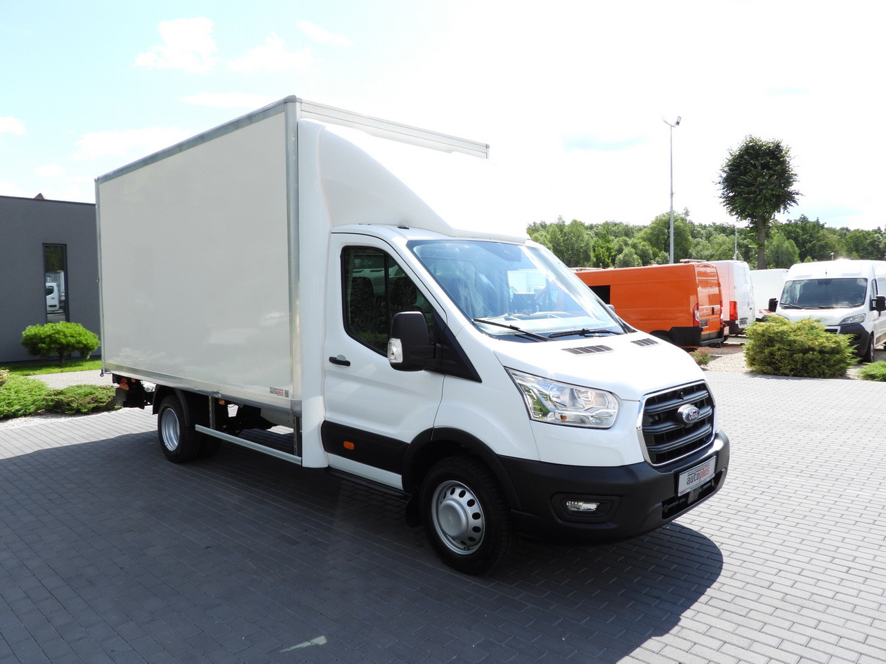 FORD TRANSIT BOX LIFT 8 PALLETS CRUISE CONTROL LED LIGHTS TWIN WHEELS AIR CONDITIONING 130HP - Dostavno vozilo sa zatvorenim sandukom: slika 4 FORD TRANSIT BOX LIFT 8 PALLETS CRUISE CONTROL LED LIGHTS TWIN WHEELS AIR CONDITIONING 130HP - Dostavno vozilo sa zatvorenim sandukom: slika 4