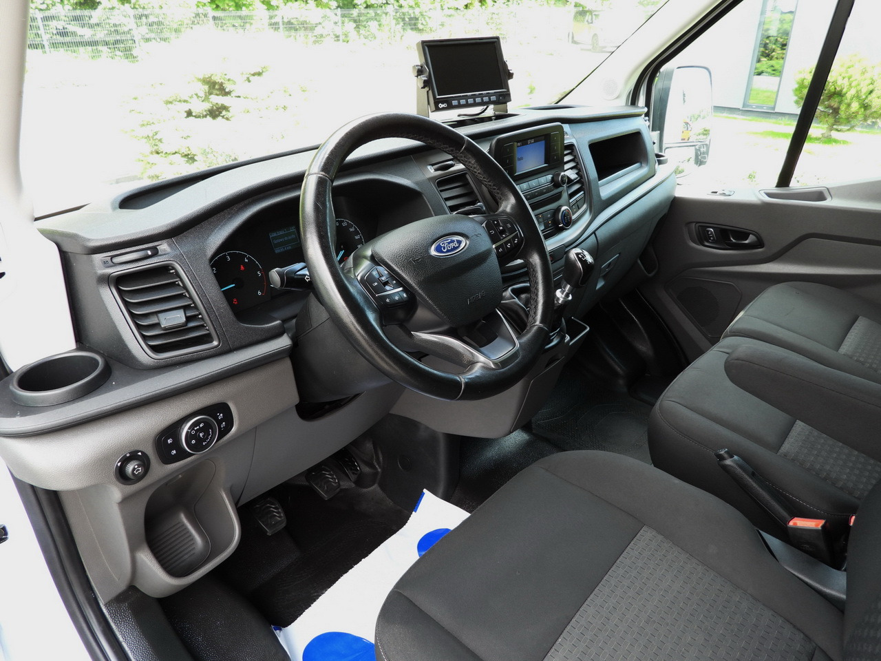 FORD TRANSIT BOX LIFT 8 PALLETS CRUISE CONTROL LED LIGHTS TWIN WHEELS AIR CONDITIONING 130HP - Dostavno vozilo sa zatvorenim sandukom: slika 2 FORD TRANSIT BOX LIFT 8 PALLETS CRUISE CONTROL LED LIGHTS TWIN WHEELS AIR CONDITIONING 130HP - Dostavno vozilo sa zatvorenim sandukom: slika 2