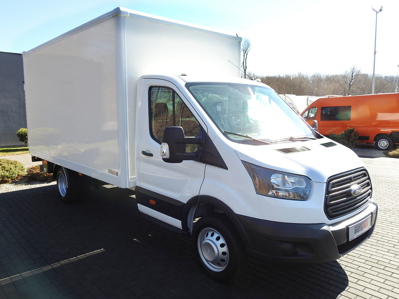 FORD TRANSIT BOX LIFT 8 PALLETS TWIN WHEELS AIR CONDITIONING 130HP - Dostavno vozilo hladnjača: slika 4 FORD TRANSIT BOX LIFT 8 PALLETS TWIN WHEELS AIR CONDITIONING 130HP - Dostavno vozilo hladnjača: slika 4
