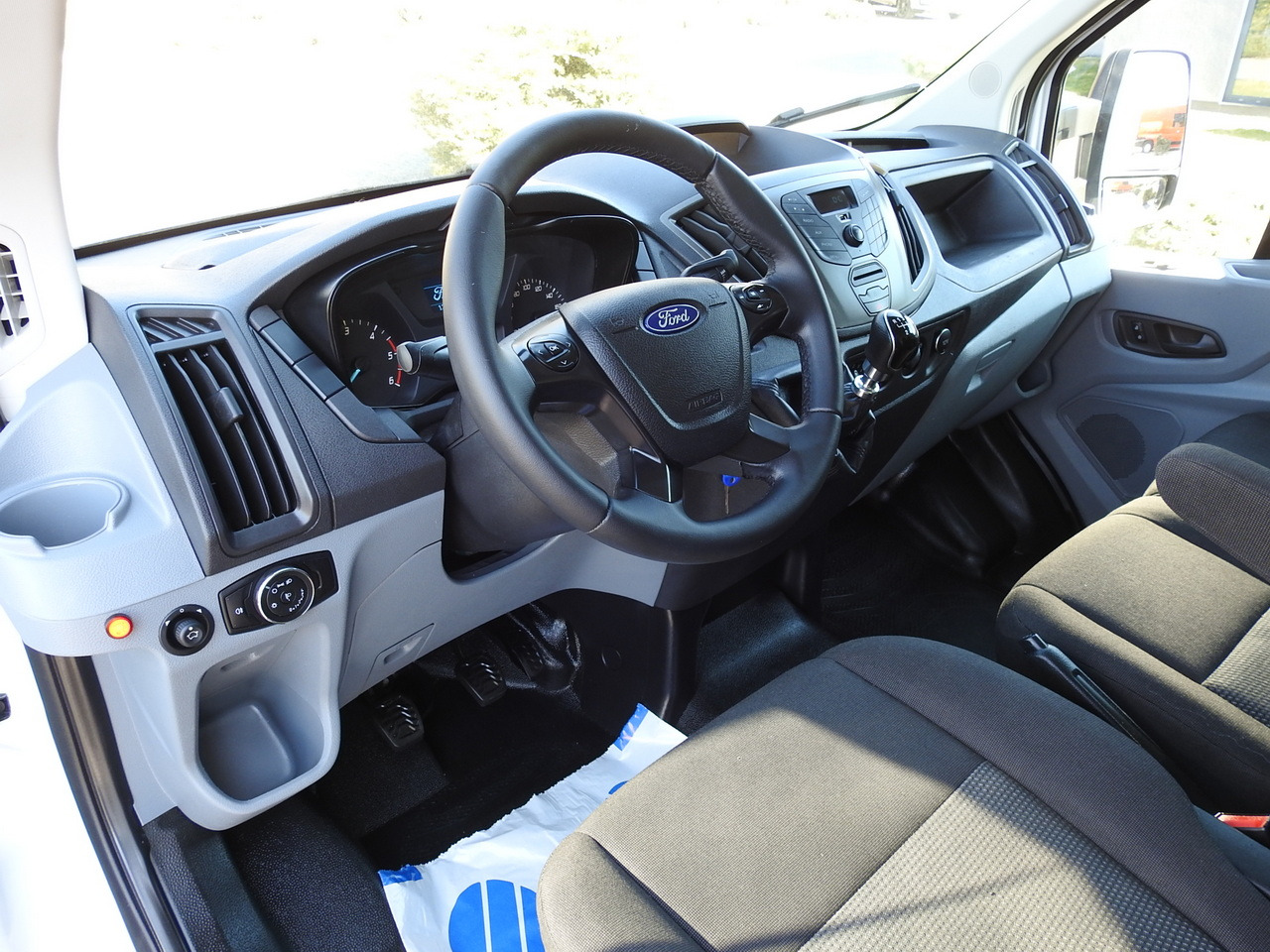 FORD TRANSIT BOX LIFT 8 PALLETS TWIN WHEELS AIR CONDITIONING 130HP - Dostavno vozilo hladnjača: slika 2 FORD TRANSIT BOX LIFT 8 PALLETS TWIN WHEELS AIR CONDITIONING 130HP - Dostavno vozilo hladnjača: slika 2