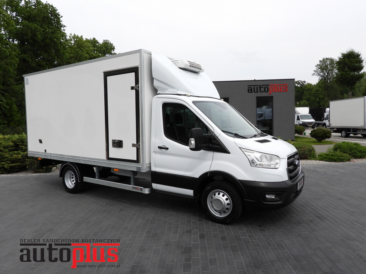FORD TRANSIT BOX / REFRIGERATOR BOX 5*C / CRUISE CONTROL LED LIGHTS TWIN WHEELS AIR CONDITIONING 130HP - Dostavno vozilo sa zatvorenim sandukom: slika 1 FORD TRANSIT BOX / REFRIGERATOR BOX 5*C / CRUISE CONTROL LED LIGHTS TWIN WHEELS AIR CONDITIONING 130HP - Dostavno vozilo sa zatvorenim sandukom: slika 1