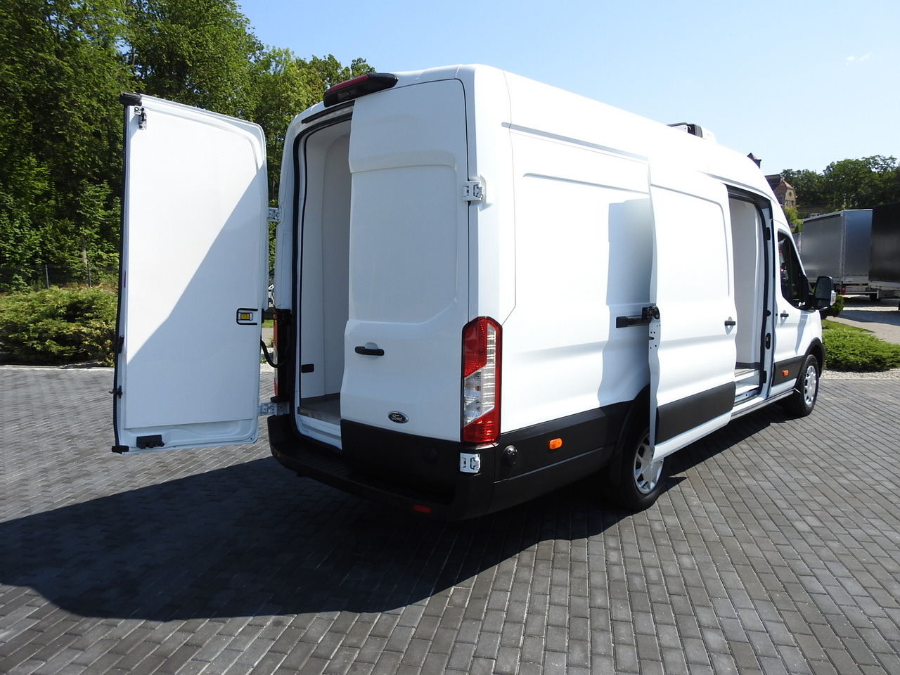 FORD TRANSIT REFRIGERATOR VAN 0*C HEATING FUNCTION CRUISE CONTROL AIR CONDITIONING LED LIGHTS 130HP - Dostavno vozilo hladnjača: slika 3 FORD TRANSIT REFRIGERATOR VAN 0*C HEATING FUNCTION CRUISE CONTROL AIR CONDITIONING LED LIGHTS 130HP - Dostavno vozilo hladnjača: slika 3