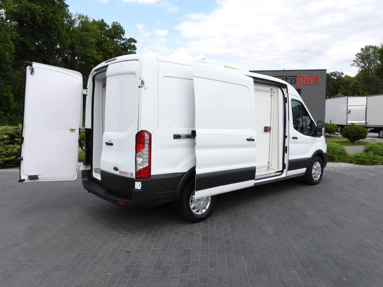 FORD TRANSIT REFRIGERATOR VAN 5*C AIR CONDITIONING 105HP - Dostavno vozilo hladnjača: slika 3 FORD TRANSIT REFRIGERATOR VAN 5*C AIR CONDITIONING 105HP - Dostavno vozilo hladnjača: slika 3