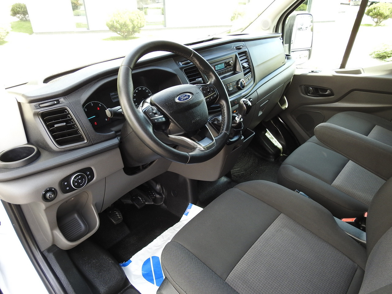 FORD TRANSIT REGRIGERATOR BOX 0*C POWER SUPPLY 230V CRUISE CONTROL AIR CONDITIONING TWIN WHEELS 170HP - Dostavno vozilo hladnjača: slika 2 FORD TRANSIT REGRIGERATOR BOX 0*C POWER SUPPLY 230V CRUISE CONTROL AIR CONDITIONING TWIN WHEELS 170HP - Dostavno vozilo hladnjača: slika 2