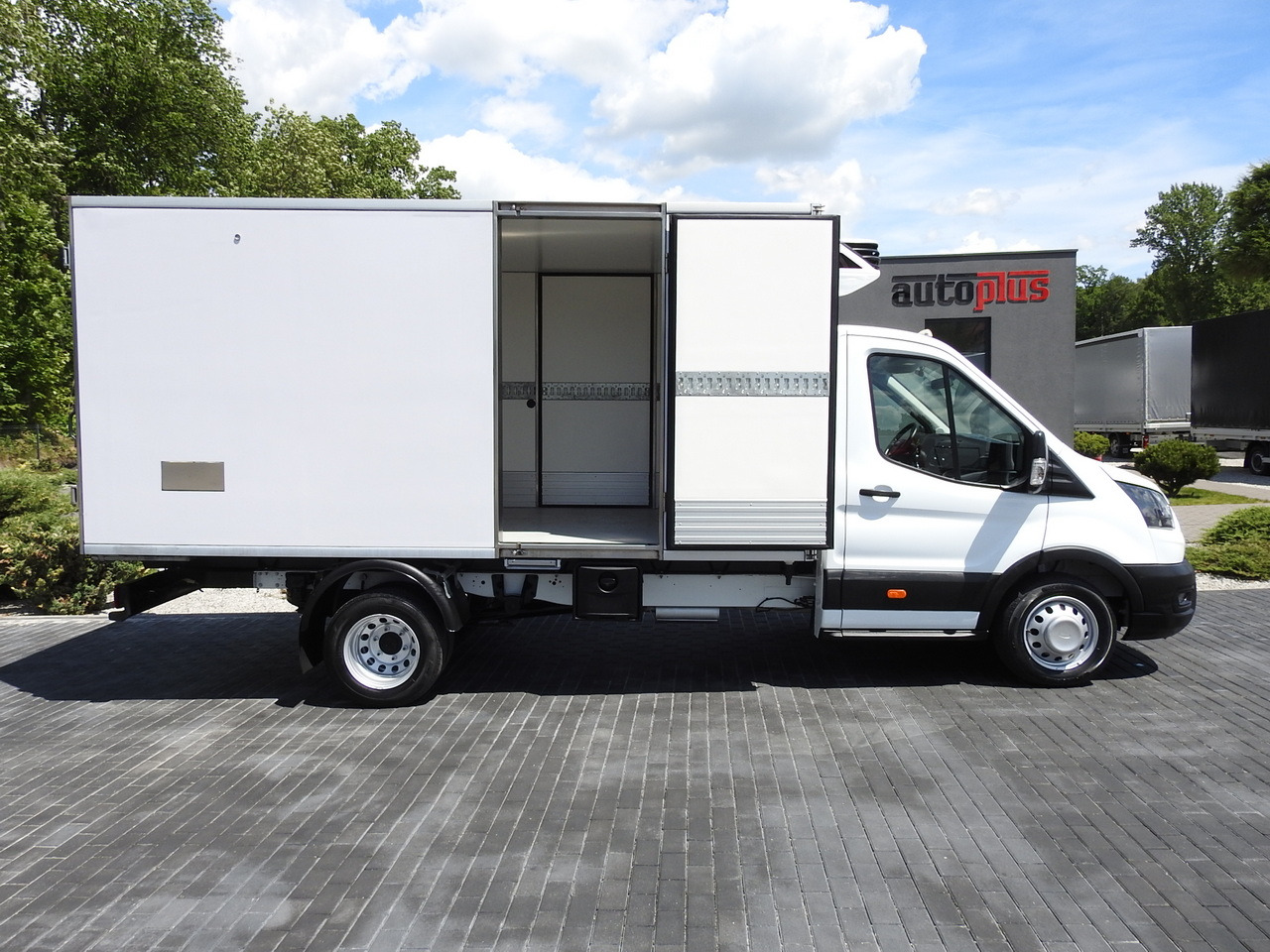 Dostavno vozilo hladnjača FORD TRANSIT REGRIGERATOR BOX 0*C POWER SUPPLY 230V CRUISE CONTROL AIR CONDITIONING TWIN WHEELS  170HP: slika 8