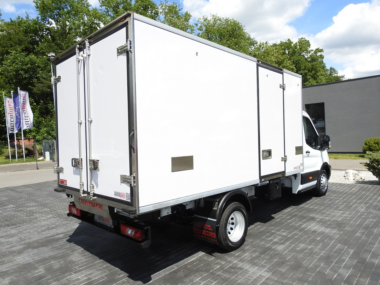 FORD TRANSIT REGRIGERATOR BOX 0*C POWER SUPPLY 230V CRUISE CONTROL AIR CONDITIONING TWIN WHEELS 170HP - Dostavno vozilo hladnjača: slika 3 FORD TRANSIT REGRIGERATOR BOX 0*C POWER SUPPLY 230V CRUISE CONTROL AIR CONDITIONING TWIN WHEELS 170HP - Dostavno vozilo hladnjača: slika 3