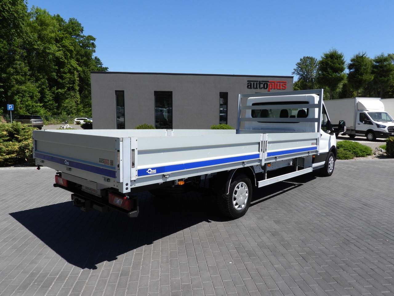FORD TRANSIT STAKE BODY 10 PALLETS CRUISE CONTROL LED LIGHTS PNEUMATICS AIR CONDITIONING 160HP - Dostavno vozilo s ravnom platformom: slika 3 FORD TRANSIT STAKE BODY 10 PALLETS CRUISE CONTROL LED LIGHTS PNEUMATICS AIR CONDITIONING 160HP - Dostavno vozilo s ravnom platformom: slika 3