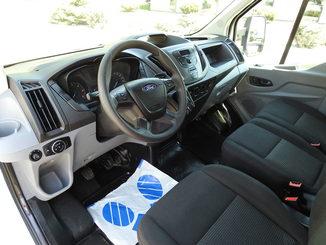 FORD TRANSIT STAKE BODY DOUBLE CABIN DOKA 7 SEATS AIR CONDITIONING 130HP - Dostavno vozilo sa duplom kabinom: slika 2 FORD TRANSIT STAKE BODY DOUBLE CABIN DOKA 7 SEATS AIR CONDITIONING 130HP - Dostavno vozilo sa duplom kabinom: slika 2