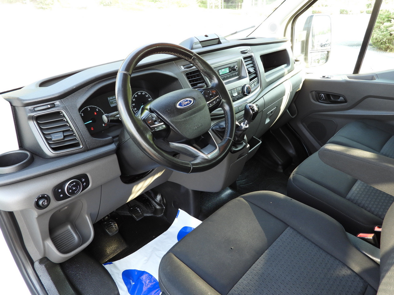 FORD TRANSIT STAKE BODY DOUBLE CABIN DOKA 7 SEATS TWIN WHEELS AIR CONDITIONING 130HP - Dostavno vozilo s ravnom platformom: slika 2 FORD TRANSIT STAKE BODY DOUBLE CABIN DOKA 7 SEATS TWIN WHEELS AIR CONDITIONING 130HP - Dostavno vozilo s ravnom platformom: slika 2