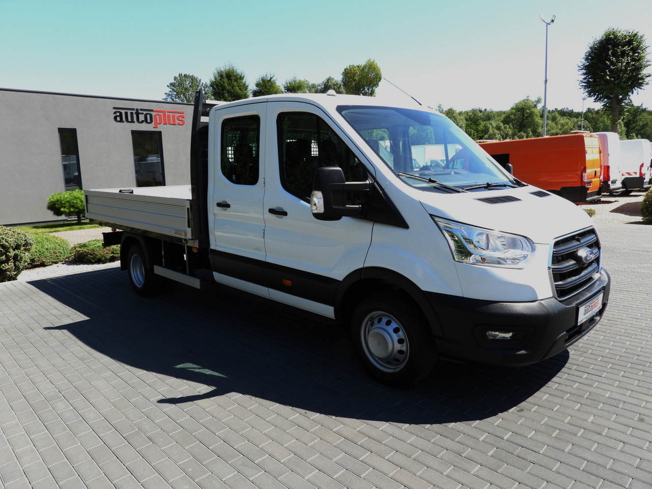 FORD TRANSIT STAKE BODY DOUBLE CABIN DOKA 7 SEATS TWIN WHEELS AIR CONDITIONING 130HP - Dostavno vozilo s ravnom platformom: slika 4 FORD TRANSIT STAKE BODY DOUBLE CABIN DOKA 7 SEATS TWIN WHEELS AIR CONDITIONING 130HP - Dostavno vozilo s ravnom platformom: slika 4