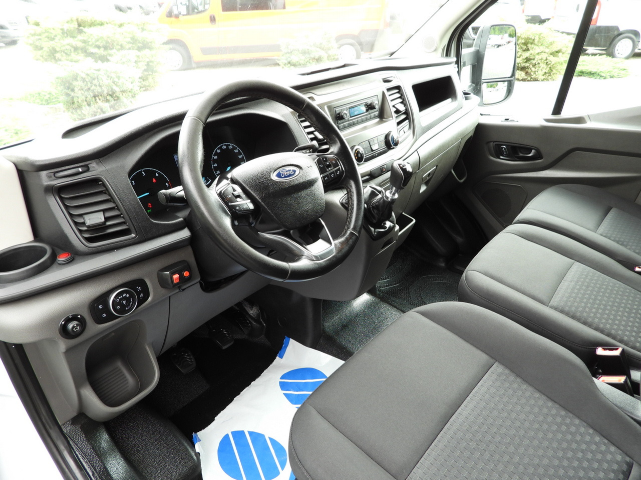 FORD TRANSIT TARPAULIN 8 PALLETS CRUISE CONTROL LED LIGHTS TWIN WHEELS AIR CONDITIONING 130HP - Dostavno vozilo sa ceradom: slika 2 FORD TRANSIT TARPAULIN 8 PALLETS CRUISE CONTROL LED LIGHTS TWIN WHEELS AIR CONDITIONING 130HP - Dostavno vozilo sa ceradom: slika 2