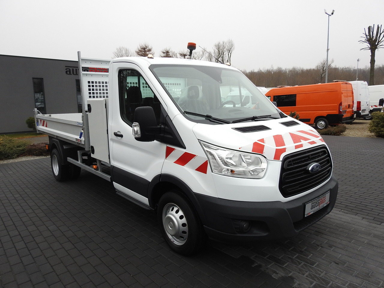 FORD TRANSIT TIPPER CRUISE CONTROL AIR CONDITIONING TWIN WHEELS 170HP - Dostavno vozilo kiper: slika 4 FORD TRANSIT TIPPER CRUISE CONTROL AIR CONDITIONING TWIN WHEELS 170HP - Dostavno vozilo kiper: slika 4
