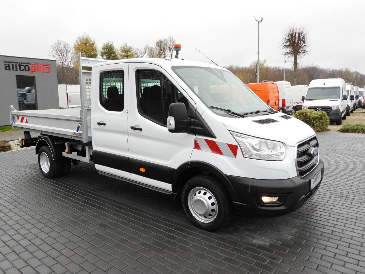 FORD TRANSIT TIPPER DOUBLE CABIN DOKA 6 SEATS CRUISE CONTROL LED LIGHTS TWIN WHEELS AIR CONDITIONING 170HP - Dostavno vozilo kiper: slika 4 FORD TRANSIT TIPPER DOUBLE CABIN DOKA 6 SEATS CRUISE CONTROL LED LIGHTS TWIN WHEELS AIR CONDITIONING 170HP - Dostavno vozilo kiper: slika 4