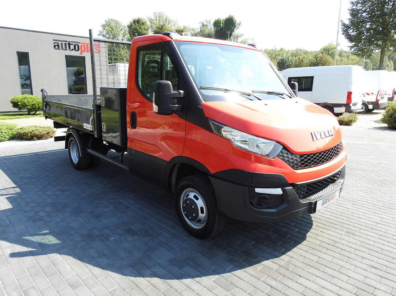 IVECO DAILY 35C13 TIPPER CRUISE CONTROL AIR CONDITIONING TWIN WHEELS 130HP - Dostavno vozilo kiper: slika 4 IVECO DAILY 35C13 TIPPER CRUISE CONTROL AIR CONDITIONING TWIN WHEELS 130HP - Dostavno vozilo kiper: slika 4