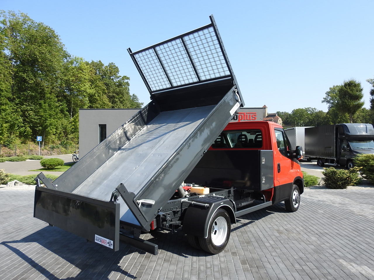 IVECO DAILY 35C13 TIPPER CRUISE CONTROL AIR CONDITIONING TWIN WHEELS 130HP - Dostavno vozilo kiper: slika 3 IVECO DAILY 35C13 TIPPER CRUISE CONTROL AIR CONDITIONING TWIN WHEELS 130HP - Dostavno vozilo kiper: slika 3