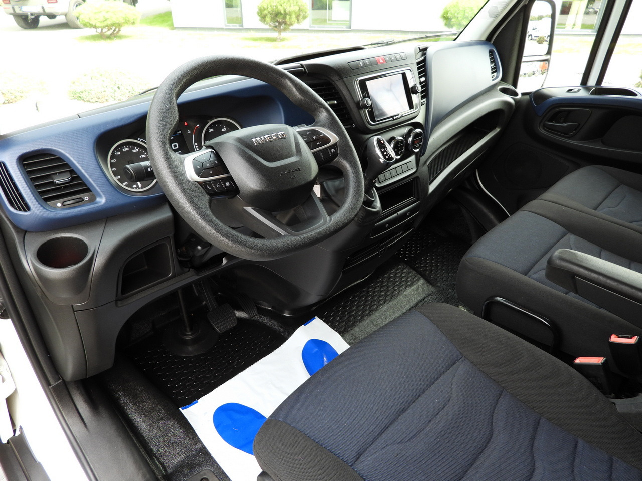 IVECO DAILY 35C16 BOX LIFT 8 PALLETS CRUISE CONTROL AUTOMATIC TRANSMISSION HI-MATIC TWIN WHEELS AIR CONDITIONING 160HP - Dostavno vozilo sa zatvorenim sandukom: slika 2 IVECO DAILY 35C16 BOX LIFT 8 PALLETS CRUISE CONTROL AUTOMATIC TRANSMISSION HI-MATIC TWIN WHEELS AIR CONDITIONING 160HP - Dostavno vozilo sa zatvorenim sandukom: slika 2
