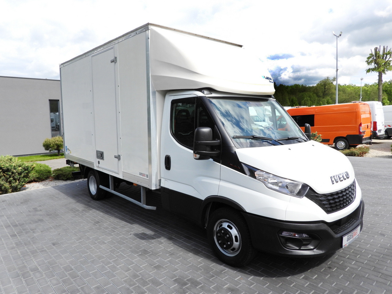 IVECO DAILY 35C16 BOX LIFT 8 PALLETS CRUISE CONTROL TWIN WHEELS AIR CONDITIONING 160HP - Dostavno vozilo sa zatvorenim sandukom: slika 4 IVECO DAILY 35C16 BOX LIFT 8 PALLETS CRUISE CONTROL TWIN WHEELS AIR CONDITIONING 160HP - Dostavno vozilo sa zatvorenim sandukom: slika 4