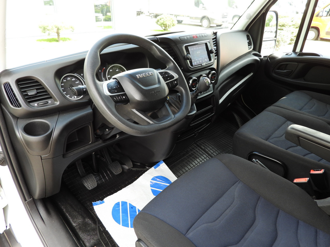 IVECO DAILY 35C16 BOX LIFT 8 PALLETS CRUISE CONTROL TWIN WHEELS AIR CONDITIONING 160HP - Dostavno vozilo sa zatvorenim sandukom: slika 2 IVECO DAILY 35C16 BOX LIFT 8 PALLETS CRUISE CONTROL TWIN WHEELS AIR CONDITIONING 160HP - Dostavno vozilo sa zatvorenim sandukom: slika 2