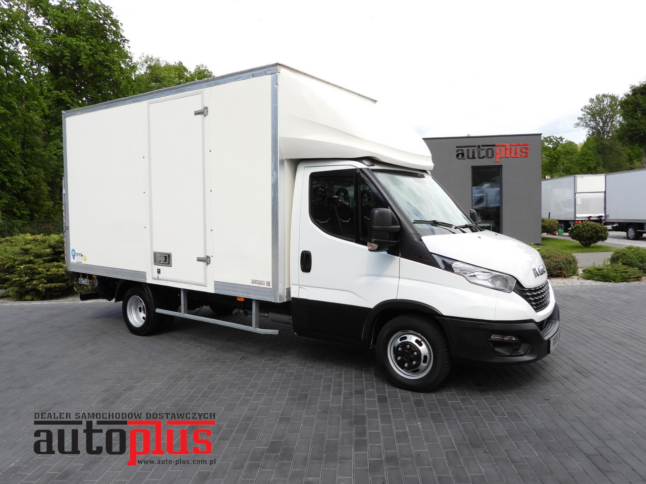 IVECO DAILY 35C16 BOX LIFT 8 PALLETS CRUISE CONTROL TWIN WHEELS AIR CONDITIONING 160HP - Dostavno vozilo sa zatvorenim sandukom: slika 1 IVECO DAILY 35C16 BOX LIFT 8 PALLETS CRUISE CONTROL TWIN WHEELS AIR CONDITIONING 160HP - Dostavno vozilo sa zatvorenim sandukom: slika 1
