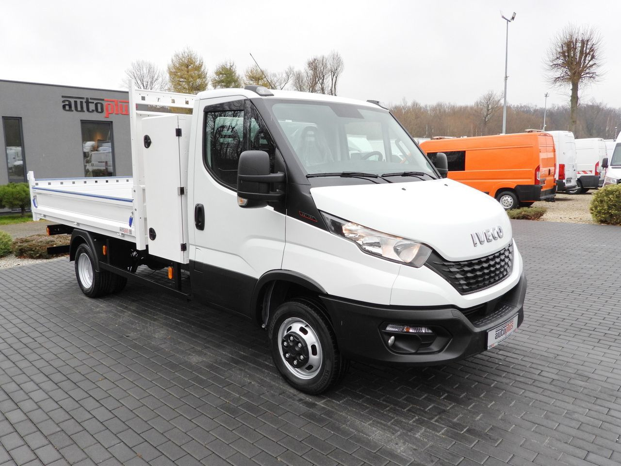 IVECO DAILY 35C16 TIPPER CRUISE CONTROL TWIN WHEELS AIR CONDITIONING 160HP - Dostavno vozilo kiper: slika 4 IVECO DAILY 35C16 TIPPER CRUISE CONTROL TWIN WHEELS AIR CONDITIONING 160HP - Dostavno vozilo kiper: slika 4