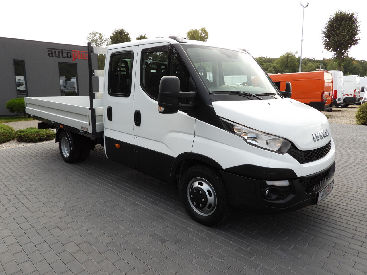 IVECO DAILY 35C17 STAKE BODY DOUBLE CABIN DOKA 7 SEATS CRUISE CONTROL TWIN WHEELS AIR CONDITIONING 170HP - Dostavno vozilo sa duplom kabinom: slika 4 IVECO DAILY 35C17 STAKE BODY DOUBLE CABIN DOKA 7 SEATS CRUISE CONTROL TWIN WHEELS AIR CONDITIONING 170HP - Dostavno vozilo sa duplom kabinom: slika 4