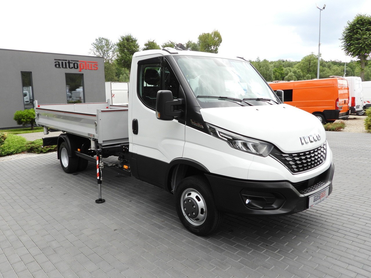 IVECO DAILY 35C18 THREE-WAY TIPPER 3 HDS SEATS CRUISE CONTROL LED LIGHTS AUTOMATIC TRANSMISSION HI-MATIC TWIN WHEELS AIR CONDITIONING 180HP - Dostavno vozilo kiper: slika 4 IVECO DAILY 35C18 THREE-WAY TIPPER 3 HDS SEATS CRUISE CONTROL LED LIGHTS AUTOMATIC TRANSMISSION HI-MATIC TWIN WHEELS AIR CONDITIONING 180HP - Dostavno vozilo kiper: slika 4