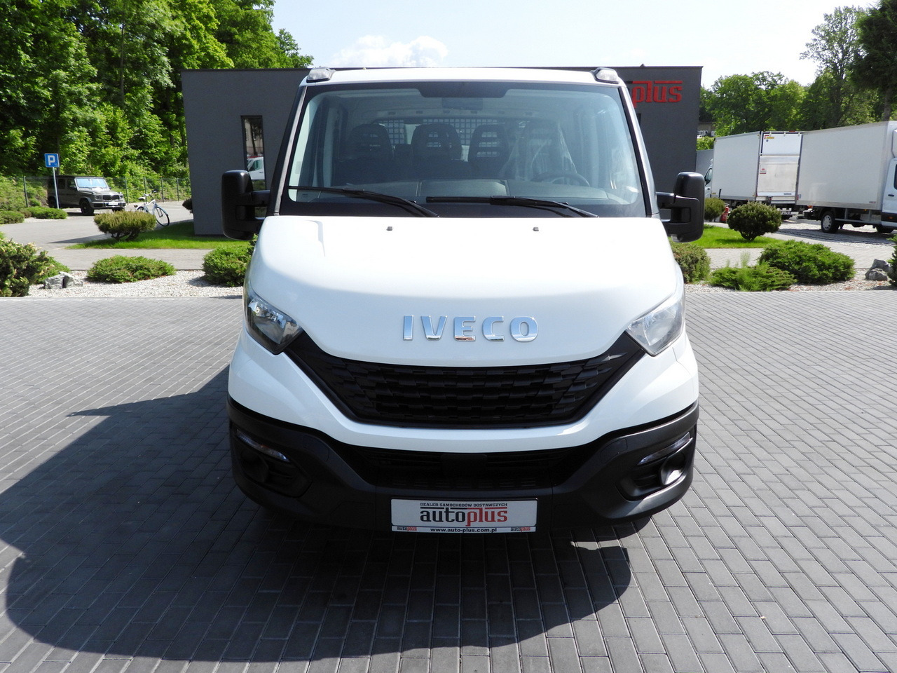 IVECO DAILY 35S12 STAKE BODY DOUBLE CABIN DOKA 7 SEATS AIR CONDITIONING 120HP - Dostavno vozilo s ravnom platformom: slika 5 IVECO DAILY 35S12 STAKE BODY DOUBLE CABIN DOKA 7 SEATS AIR CONDITIONING 120HP - Dostavno vozilo s ravnom platformom: slika 5
