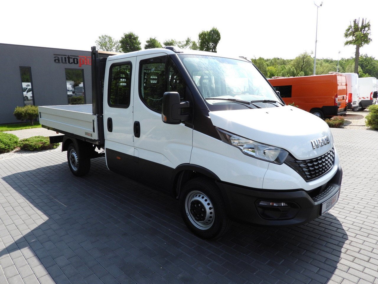 IVECO DAILY 35S12 STAKE BODY DOUBLE CABIN DOKA 7 SEATS AIR CONDITIONING 120HP - Dostavno vozilo s ravnom platformom: slika 4 IVECO DAILY 35S12 STAKE BODY DOUBLE CABIN DOKA 7 SEATS AIR CONDITIONING 120HP - Dostavno vozilo s ravnom platformom: slika 4